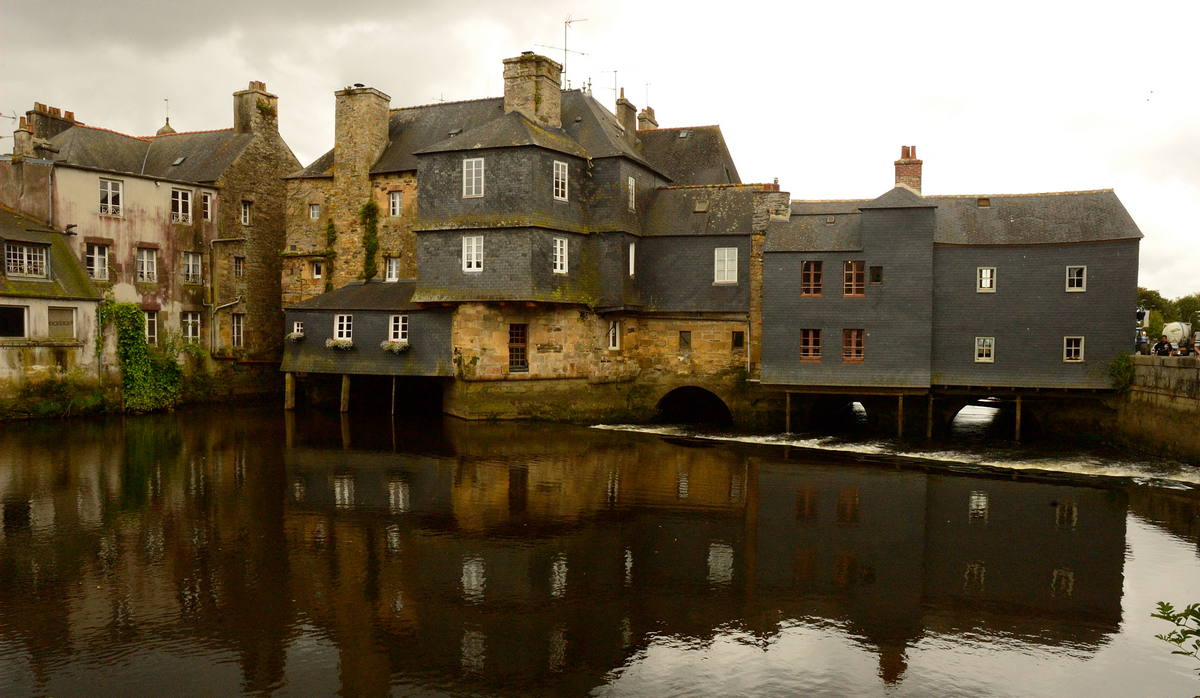 Des maisons près d'un cours d'eau